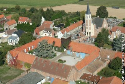 L'église de Gouy sous Bellonne et en face La Ferme de la Sensée